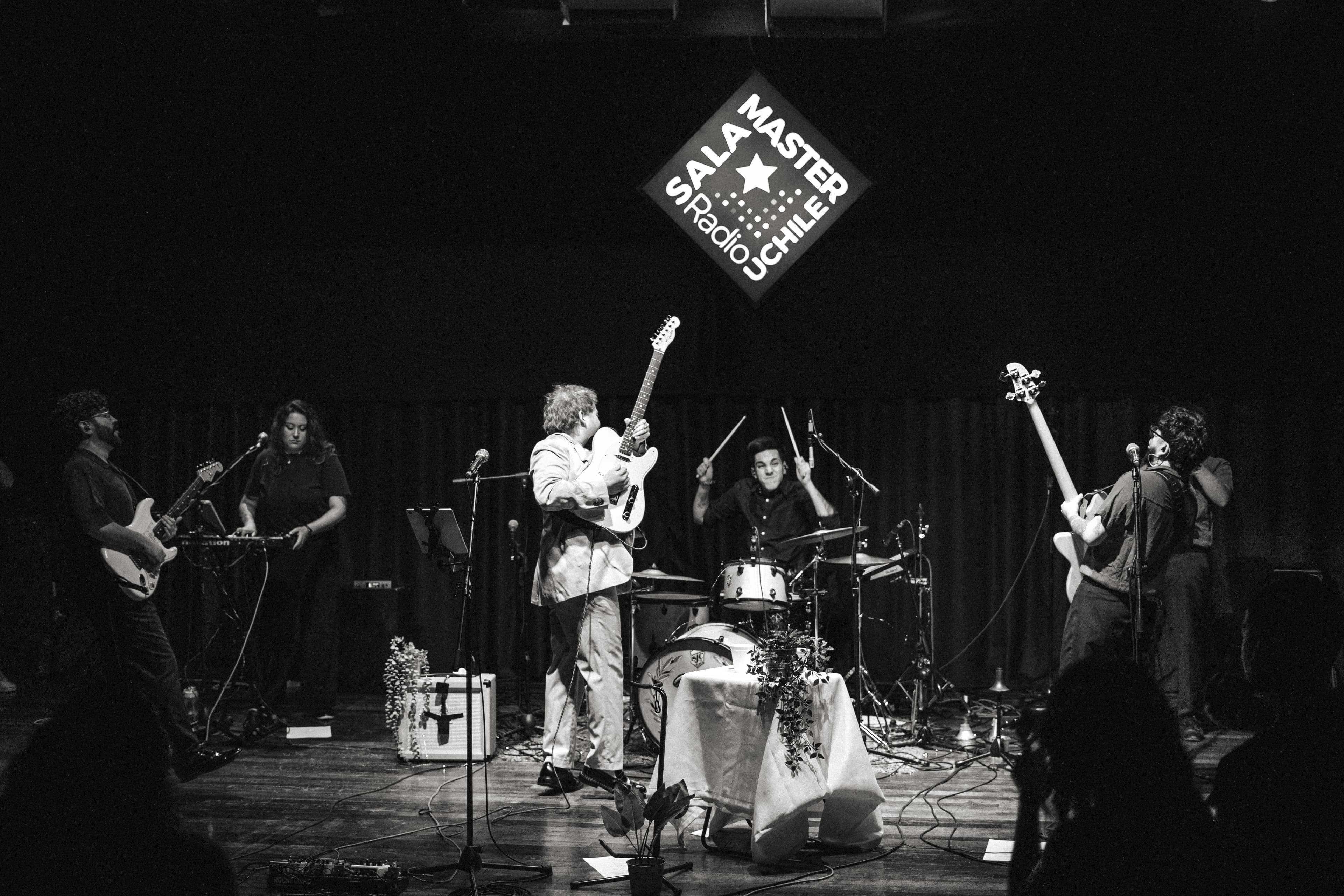 Cristóbal Gacitúa en vivo con banda y público